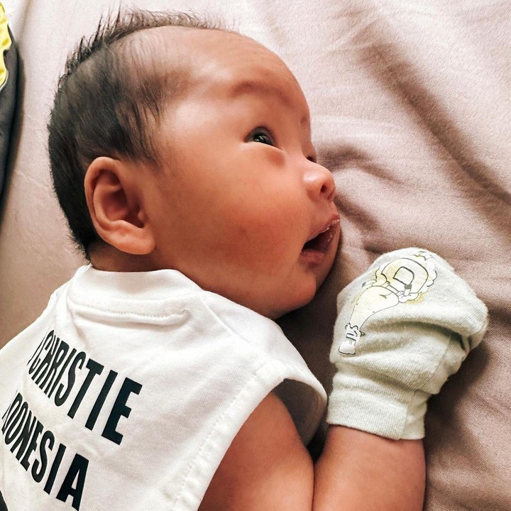 <p>"Selamat satu bulan, sayangku. Banyak hal telah berubah, tetapi aku tahu kamu telah mengubahku menjadi orang yang lebih baik," kata Shanju. (Foto: Instagram: @shanju)</p>