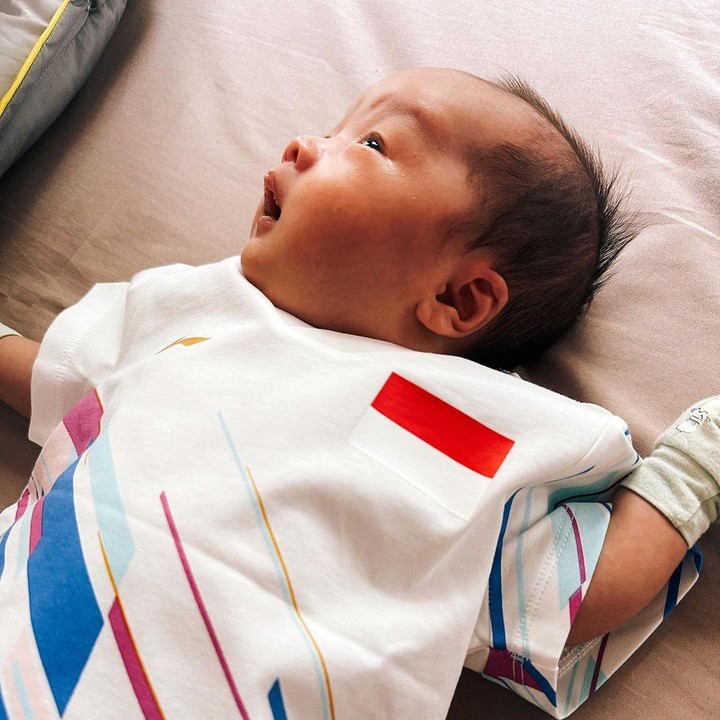 <p>Dalam momen perayaan satu bulan usianya, sang Bunda kembali mengunggah potret Jayden yang menggemaskan. Si Kecil dipakaikan baju bulu tangkis yang sesusai ukuran badannya di usia satu bulan. (Foto: Instagram: @shanju)</p>