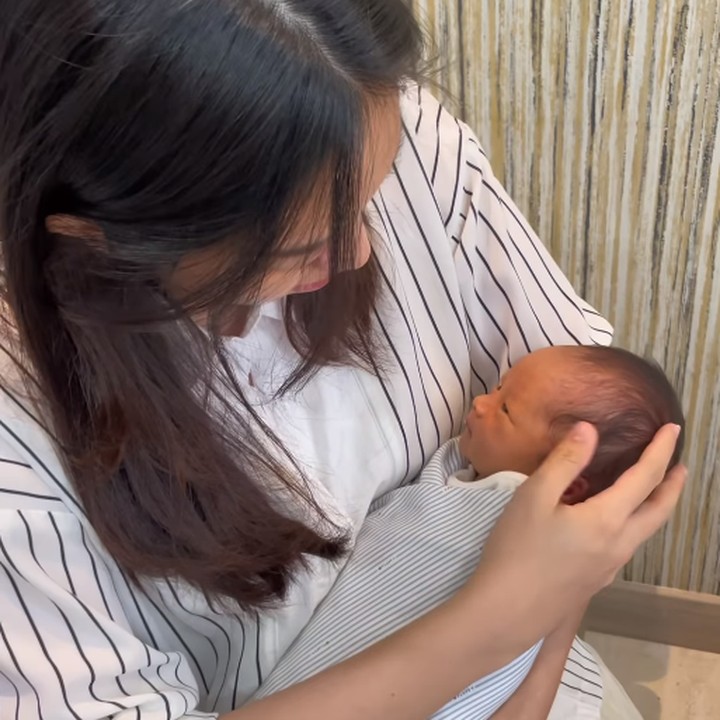 <p>Shanju turut membagikan perasaan bahagianya karena sang putra telah berusia satu bulan. Menurutnya, Jayden telah mengubah perempuan 26 tahun ini menjadi orang yang lebih baik. (Foto: Instagram: @shanju)</p>