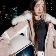Lee Se Young Pancarkan Pesona Hangat di Tengah Kota Metropolitan di Pemotretan Terbaru DAZED Korea