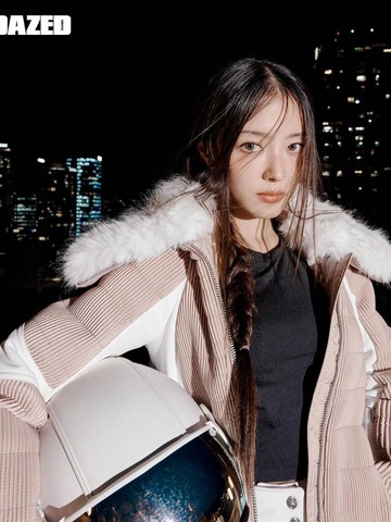 img-title Lee Se Young Pancarkan Pesona Hangat di Tengah Kota Metropolitan di Pemotretan Terbaru DAZED Korea