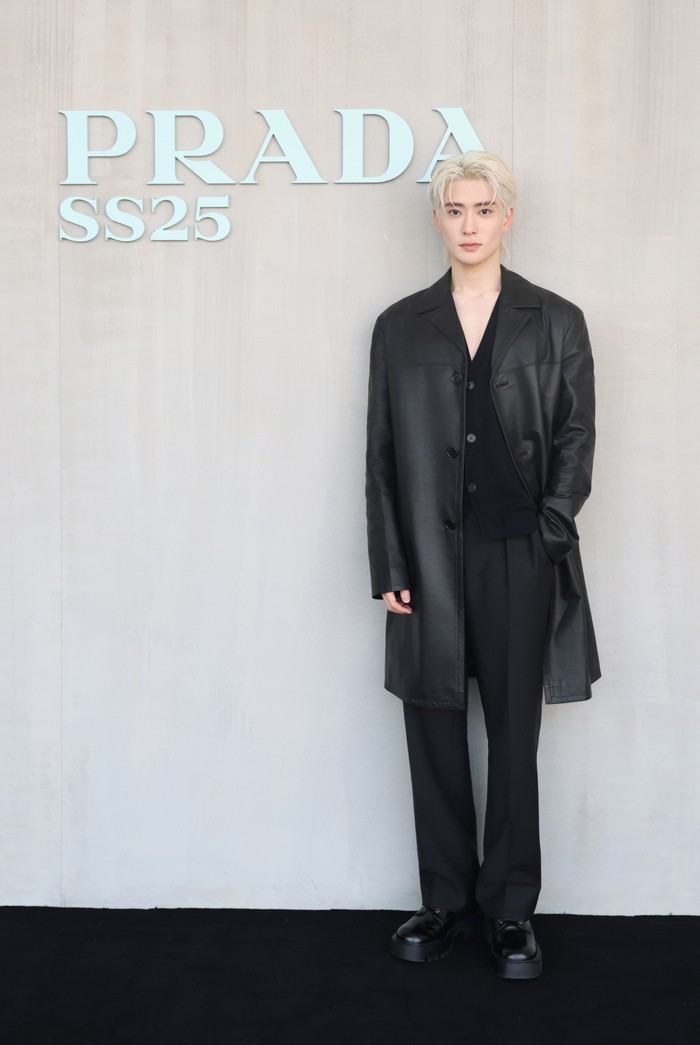 Jaehyun dari grup NCT127 turut tuai perhatian di Milan Fashion Week. Gaya all-black miliknya tersusun atas cardigan yang ditumpuk leather coat, celana panjang, serta oxford shoes/ Foto: Getty Images for Prada/Vittorio Zunino Celotto