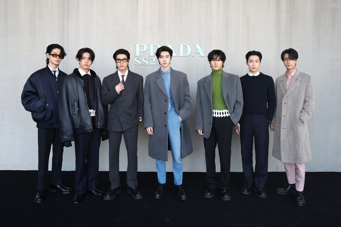 Grup ENHYPEN terlihat dapper dalam outfit musim gugur mereka. Setiap member menampilkan gaya yang berbeda. Namun, tetap memiliki unsur rona netral dengan sentuhan biru dan hijau yang mencolok––pemanis ketika disandingkan outfit satu sama lain/ Foto: Getty Images for Prada/Vittorio Zunino Celotto