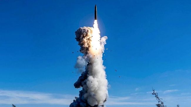 pusat-berita-dan-komunikasi-tentara-pembebasan-rakyat-china-pada-tanggal-26-september-2024-menunjukkan-pasukan-roket-tentara-p_169
