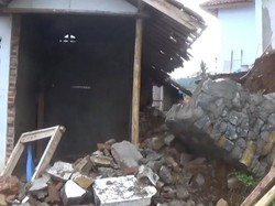 Tebing Ambruk Timpa Rumah Ade di Sumedang, 1 Orang Sempat Tertimbun
