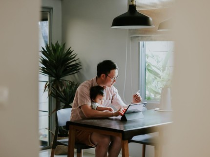 Studi Ungkap Ortu Terlalu Banyak Main Gadget Bikin Perkembangan Bahasa Anak Rendah