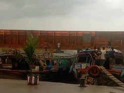 Tongkang Batu Bara Tabrak 3 Jukung di Dermaga Pasar 16 Palembang