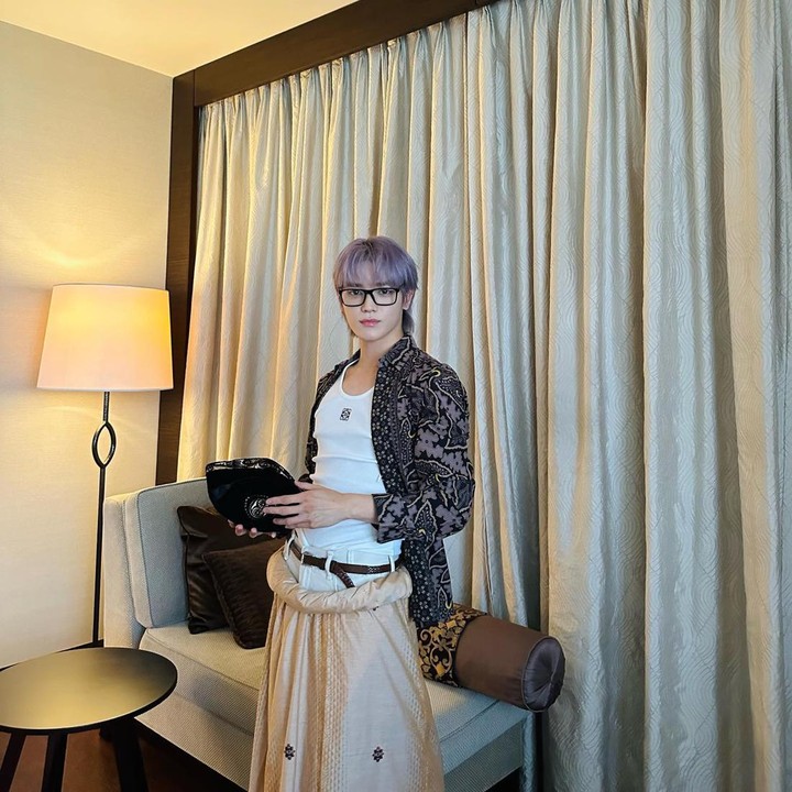 <p>Leader dari grup NCT, Taeyong pernah memamerkan <em>outfit</em>-nya stelah menggelar konser di Indonesia. Ia terlihat tampan saat mengenakan batik berwarna gelap serta blangkon. Taeyong bahkan menyapa para penggemarnya dengan bahasa Indonesia di media sosial. "Aku cinta kamu," tulisnya. (Foto: Instagram @taeoxo_nct)</p>