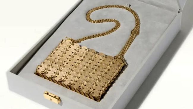 Sebuah tas termahal di dunia dipamerkan di runway peragaan busana koleksi spring/summer Rabanne 2025 di Paris Fashion Week pada Rabu (25/9) kemarin.