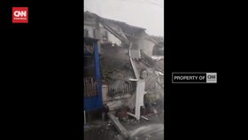 VIDEO: Momen Rumah Ambruk Diguyur Hujan Deras