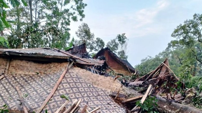 Kondisi rumah warga Baduy yang terbuat dari bilik bambu dan atap rumbia di antaranya roboh hingga rata dengan tanah usai diterjang angin puting beliung.