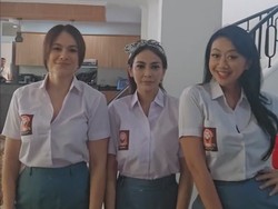 Gaya Wulan Guritno TikTokan Bareng Masayu-Asri Welas, Bak ABG Berseragam SMA