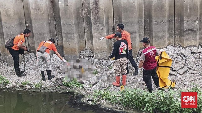 Sebanyak 21 bagian tulang atau tengkorak manusia ditemukan di sungai Surabaya. Diduga potongan tubuh itu milik lebih dari dua manusia.
