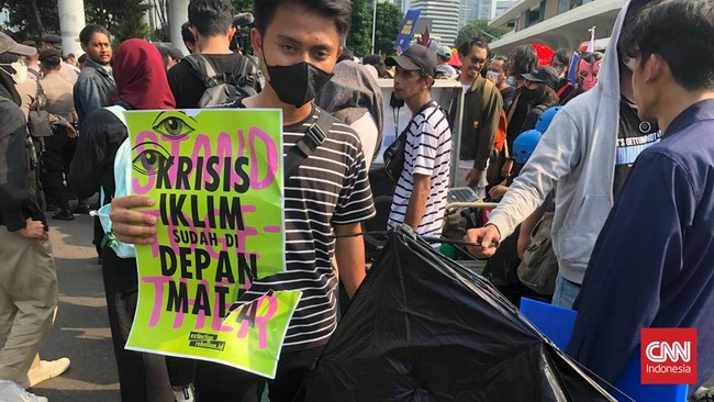 Ketika massa mau memulai tindakan dari Taman Menteng, tiba-tiba terdapat segerombolan massa tak dikenal mendekat dan merampas perangkat peraga aksi.