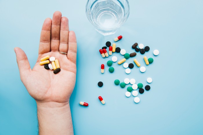 Kelompok yang tidak boleh minum air lemon juga adalah mereka yang mengonsumsi obat-obatan tertentu. Air lemon dapat mengganggu pengobatan, terutama obat-obatan pada tekanan darah, diabetes, atau masalah tiroid.