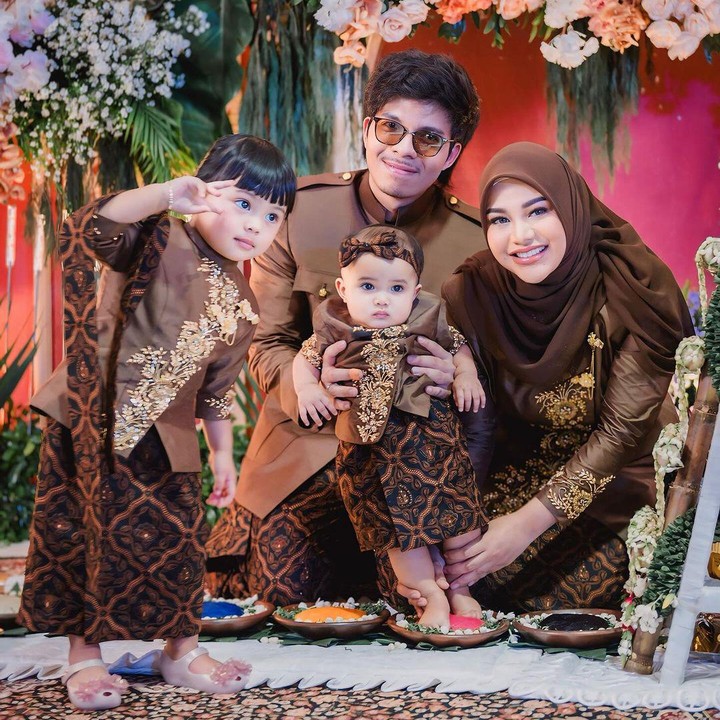 <p>Aurel Hermansyah melahirkan anak pertamanya, Ameena Hanna Nur Atta pada 22 Februari 2022. Tak lama setelah kelahiran Ameena, Aurel mengumumkan kehamilan keduanya. Istri Atta Halilintar ini melahirkan anak kedua bernama Azura Humaira Nur Atta pada 11 November 2023. (Foto: Instagram @aurelie.hermansyah)</p>