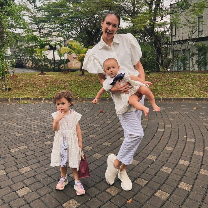 <p>Public figure lain yang hamil dan melahirkan dengan jarak kurang dari dua tahun adalah Nadine Chandrawinata. Istri Dimas Anggara ini melahirkan anak pertamanya Nadi Djiwa Anggara pada 22 Februari 2022, dan anak keduanya Nadi Djala Anggara pada 1 Oktober 2023. (Foto: Instagram @nadinelist)</p>