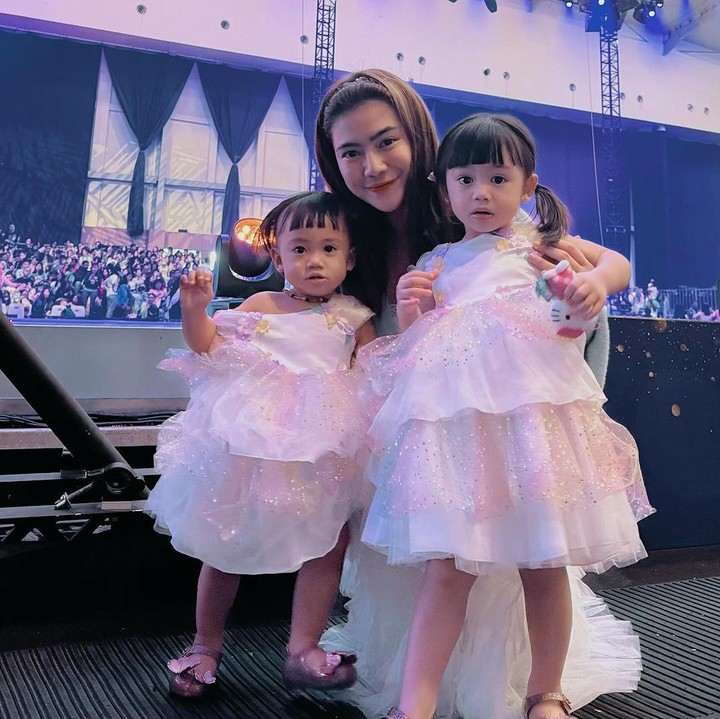 <p>Aktris Felicya Angelista juga menjalani dua kehamilan dengan jarak yang dekat, Bunda. Anak pertamanya, Graziella Bible Emmanuela, lahir pada pada 9 November 2021. Enam bulan setelah melahirkan Bible, Felicya mengumumkan kehamilan keduanya. Anak kedua Felicya lahir pada 20 Desember 2022. (Foto: Instagram @felicyangelista_)</p>