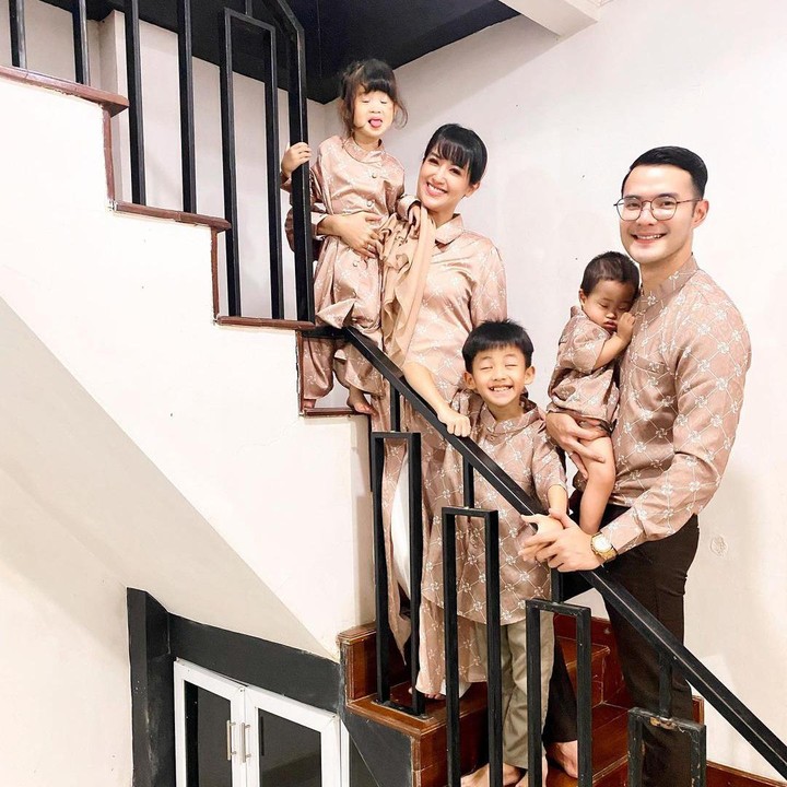 <p>Aktris Sylvia Fully hamil anak ketiga hanya berjarak empat bulan setelah melahirkan anak keduanya. Sylvia melahirkan anak keduanya, Serenata Jiva Andrean, pada 22 Juli 2021, sementara anak ketiganya, Arkhanza Syailendra Andrean, lahir pada 7 Agustus 2022. (Foto: Instagram @sylvia_fully88)</p>