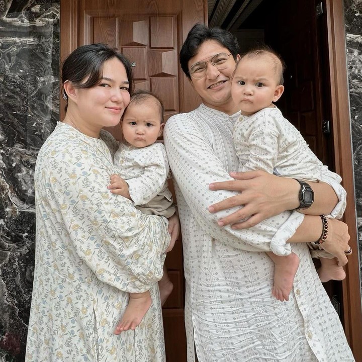 <p>Aktris Masayu Clara sebentar lagi melahirkan anak kembar yang akan menjadi anak ketiga dan keempatnya. Pada awal Agustus 2024, Masayu mengumumkan kehamilan keduanya yang kembar setelah setahun melahirkan putra kembar, Lam Agartha Poeteu Harta Yudana dan Vee Agartha Poeteu Harta Yudana. (Foto: Instagram @masayuclara)</p>