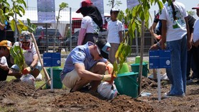 Dorong 'Green Tourism', BRI Ajak Pembalap MotoGP Mandalika Tanam Pohon