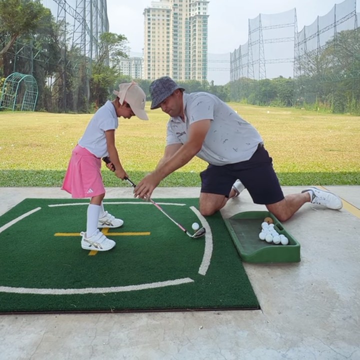 <p>Selama berlatih, Claire selalu menyimak instruksi yang dijelaskan oleh sang pelatih dengan seksama. Wah, hebat banget ya, Bunda! (Foto: Instagram: @shandyaulia)</p>