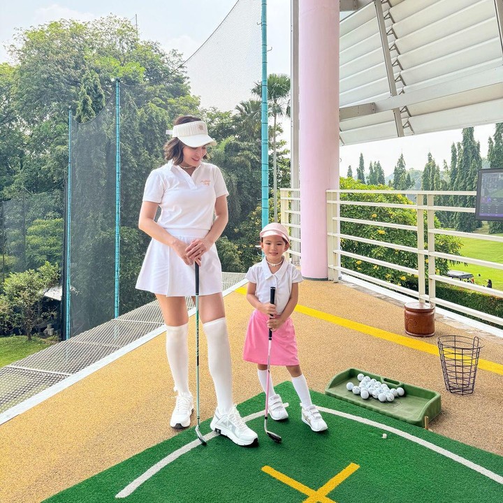 <p>Putri Shandy Aulia, Claire Herbowo, dikenal memiliki berbagai hobi yang menyenangkan, Bunda. Belum lama ini, dirinya bahkan terlihat melakukan les golf, lho. (Foto: Instagram: @shandyaulia)</p>