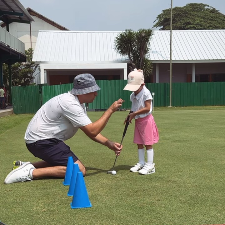 <p>Momen Claire les golf ini dibagikan langsung oleh Shandy pada laman Instagram-nya. Claire tampak menggemaskan mengenakan rok merah muda dan topi warna senada. (Foto: Instagram: @shandyaulia)</p>