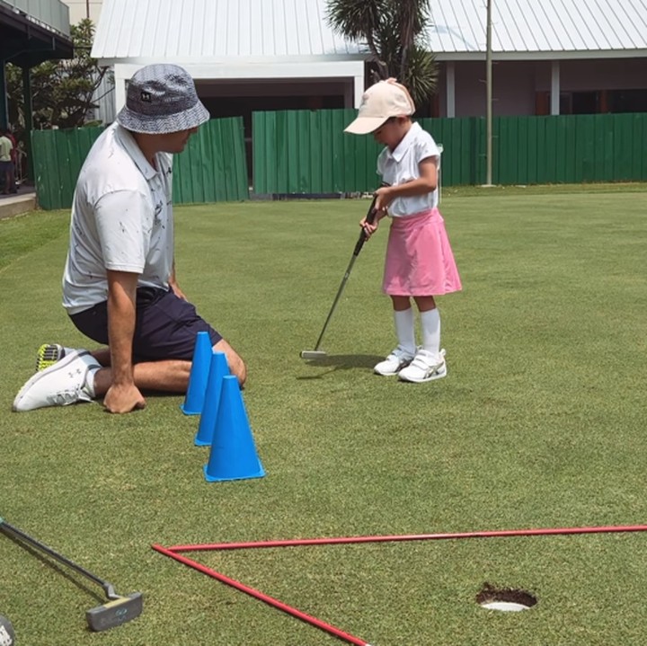 <p>Meski baru berusia empat tahun, Claire sudah memperlihatkan minat yang besar pada olahraga yang satu ini. Bahkan, Claire mampu mengayunkan tongkat golf yang besar. (Foto: Instagram: @shandyaulia)</p>