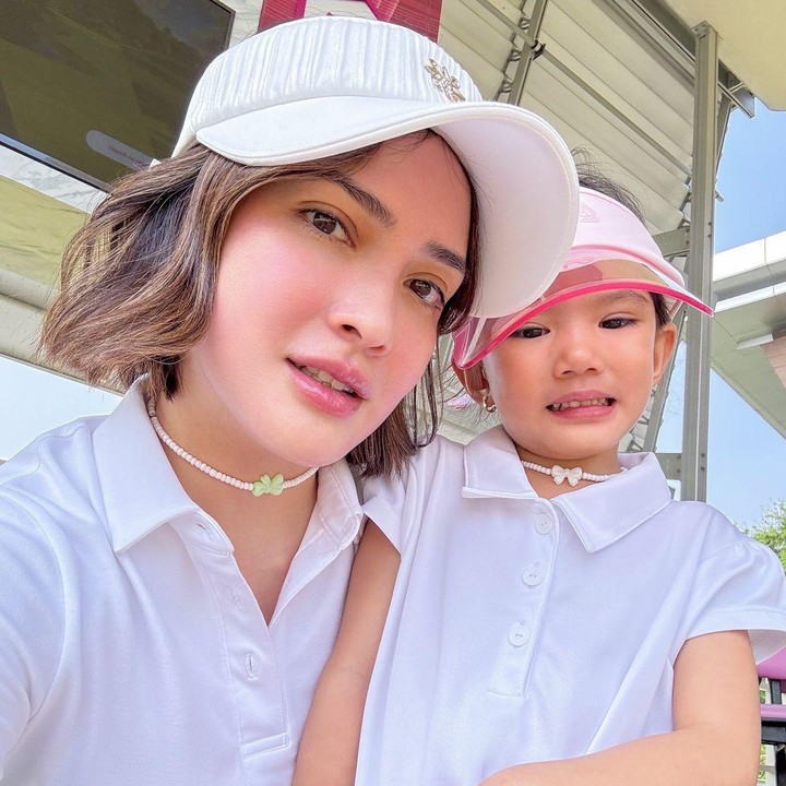 <p>"Hari pertama Claire les golf. Kalung kembar yang kita pakai sangat spesial karena Claire yang membuatnya sendiri," tutur Shandy dengan mengicipkan emotikon hati. (Foto: Instagram: @shandyaulia)</p>