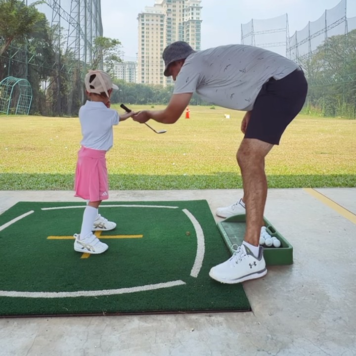 <p>Banyak netizen yang menyebut Claire sangat keren ketika bermain golf, Bunda. Tidak sedikit pula yang mengatakan Claire semakin cantik, lho. (Foto: Instagram: @shandyaulia)</p>
