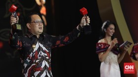 FOTO: Pemprov Jawa Timur Sabet 2 Penghargaan di CNN Indonesia Awards