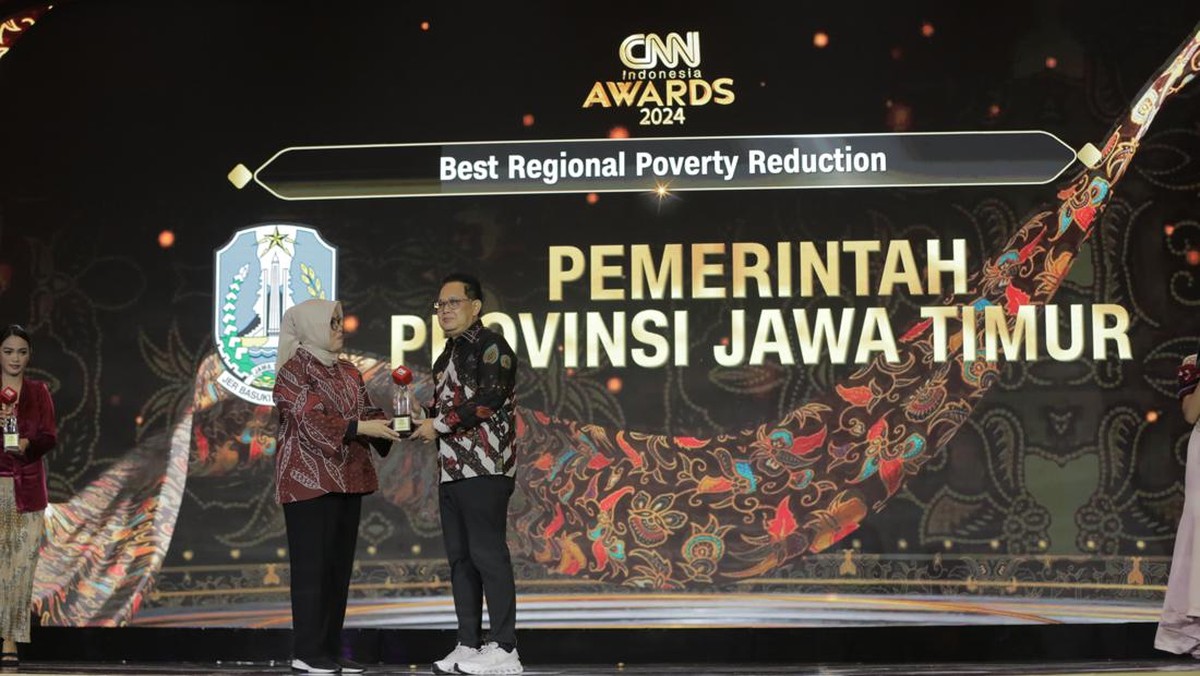 FOTO: Pemprov Jawa Timur Sabet 2 Penghargaan di CNN Indonesia Awards