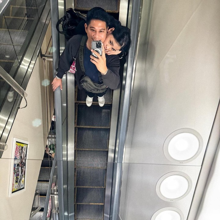 <p>Pasangan ini kompak memilih Jepang sebagai destinasi wisata bulan madu mereka, Bunda. Momen <em>honeymoon</em> mereka dibagikan oleh Nino lewat akun media sosialnya. (Foto: Instagram @ninokayam)</p>