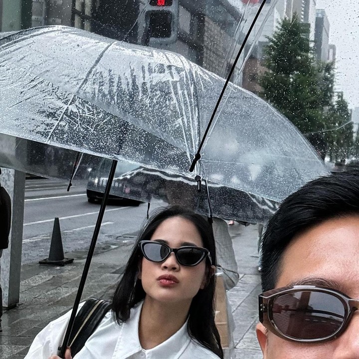 <p>Sosok Ica yang kini menjadi istri Nino juga bikin netizen penasaran. Akun media sosialnya yang digembok menjadi perbincangan warganet. "Salut banget sih istri lo IG-nya tetap private. Sebagai orang introvert juga, gue ngerti banget! Apalagi dia punya pekerjaan dan kehidupannya sendiri di luar jadi istri artis," kata akun @rinsam****. "Yang komen ka Ica suruh unpriv acc, please respect each other’s space ya, jangan paksa-paksa please," ucap @alyangkahb****** (Foto: Instagram @ninokayam)</p>