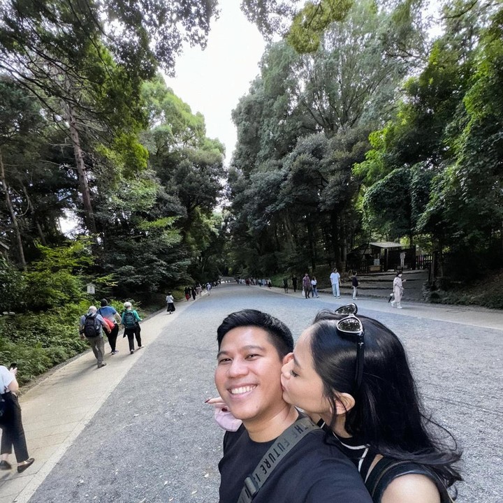 <p>Dalam unggahannya, Nino tak segan memperlihatkan potret romantis mereka, nih. "Ini bulan apa sih? Oh iya, bulan madu," tulisnya di unggahan foto. (Foto: Instagram @ninokayam)</p>