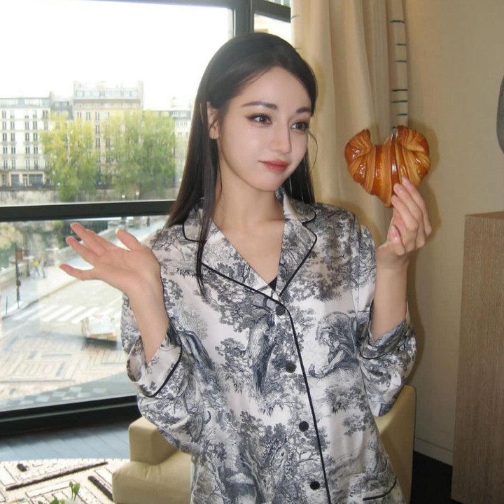 <p>Dilraba pada beberapa waktu lalu mengunggah fotonya saat sedang di Paris. "Hari-hari hujan di Paris bertemu roti lezat," tulisnya dalam caption sambil memamerkan sebuah pastry dalam genggaman tangannya. (Foto: Instagram@dilrabaxx63)</p>