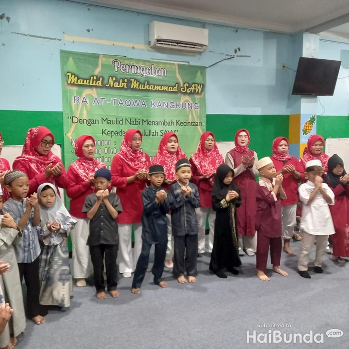 <p>Sebelum berangkat ke Stadion Madya, anak-anak ini terlebih dahulu melakukan salawat, doa bersama, serta bermain <em>games</em> untuk menambah semangat mereka. "Bagi teman-teman yang ikut, sebelum kita berangkat, mari kita berdoa supaya teman-teman semua sehat, kuat, Insyaallah tidak hujan dan Timnas Indonesia menang ya," ucap Wahib kepada anak-anak. (Foto: Annisa Mutiara/HaiBunda)</p>