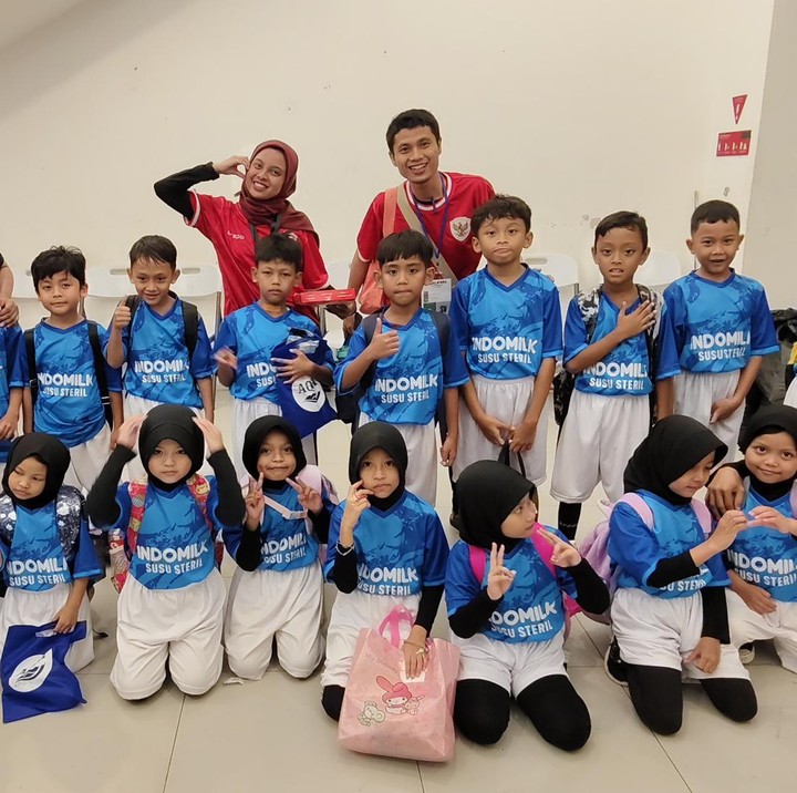 <p>Selain mengirim anak-anak sebagai <em>escort,</em> Wahib mengatakan bahwa mereka juga memberikan bimbingan bagi anak-anak yang memiliki minat di bidang sepak bola. "Ya, kita juga punya program khusus untuk sepak bola, namanya Bola Kebaikan. Ini juga merupakan program untuk membantu talenta muda di daerah 3T agar mereka bisa membangun impiannya jadi kenyataan," paparnya. (Foto: Dokumentasi Tim berbuatbaik.id)</p>