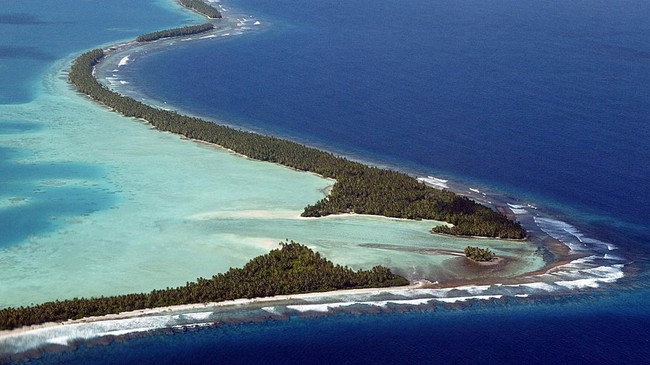 Tuvalu, salah satu negara terkecil di dunia yang terletak di Samudra Pasifik, saat ini tengah berjuang menghadapi ancaman mengerikan, hilang ditelan samudra.
