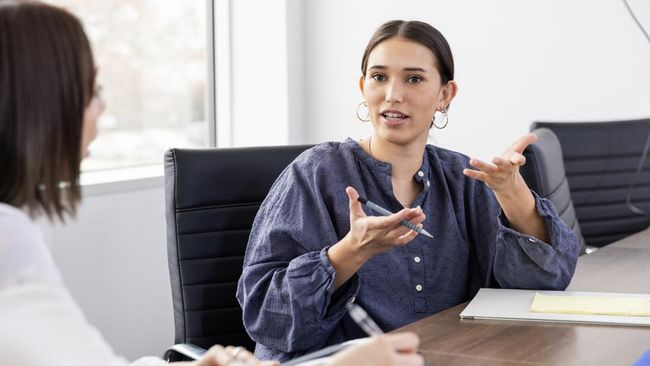 11 Kalimat yang Sering Diucapkan Orang Banyak Omong tapi Jarang Berpikir Menurut Psikolog