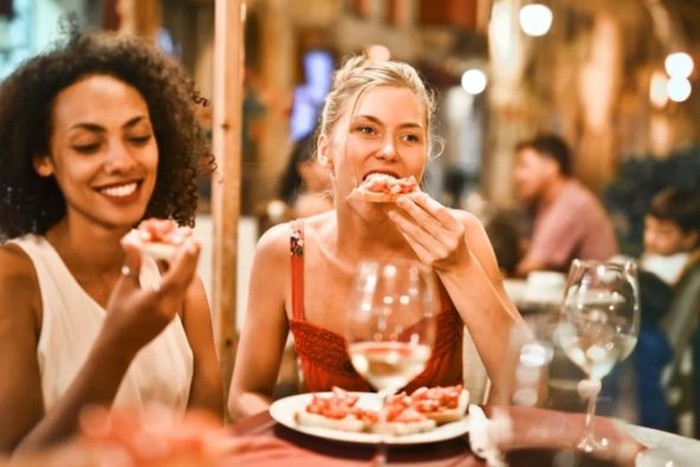 Ilustrasi makan bersama teman /Foto: Pexels/Adrienn