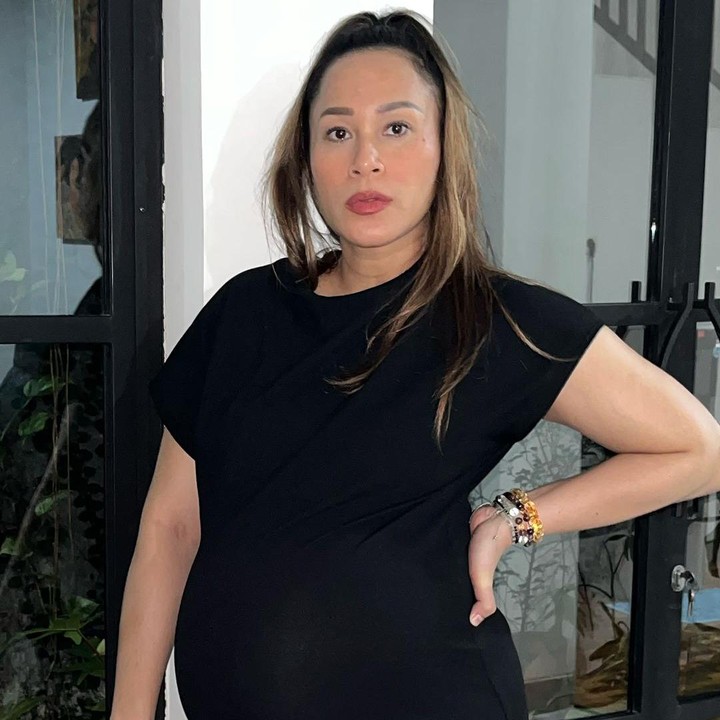 <p>Inong tampak mengenakan <em>dress</em> kaos  hitam yang menunjukkan baby bump kehamilannya sudah besar. Penampilan Inong ini banyak menuai pujian dari netizen lho. Beberapa di antaranya memuji <em>pregnancy glow </em>yang terlihat dari perempuan 43 tahun ini. "Masa Ini hamil anak ke 5 sih? <em>glowing</em> amatt," tulis akun @ay***. (Foto: Instagram @inong_ayu)</p>