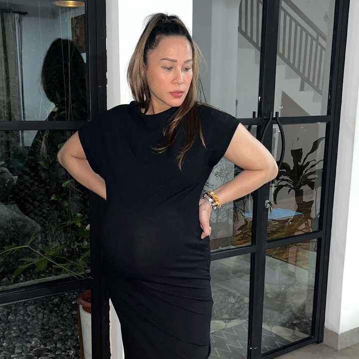 <p>Aktris Inong Ayu sebentar lagi akan melahirkan anak kelima, Bunda. Jelang persalinan, istri aktor Abimana Aryasatya ini membagikan potret baby bump kehamilannya yang sudah masuk trimester ketiga. (Foto: Instagram @inong_ayu)</p>