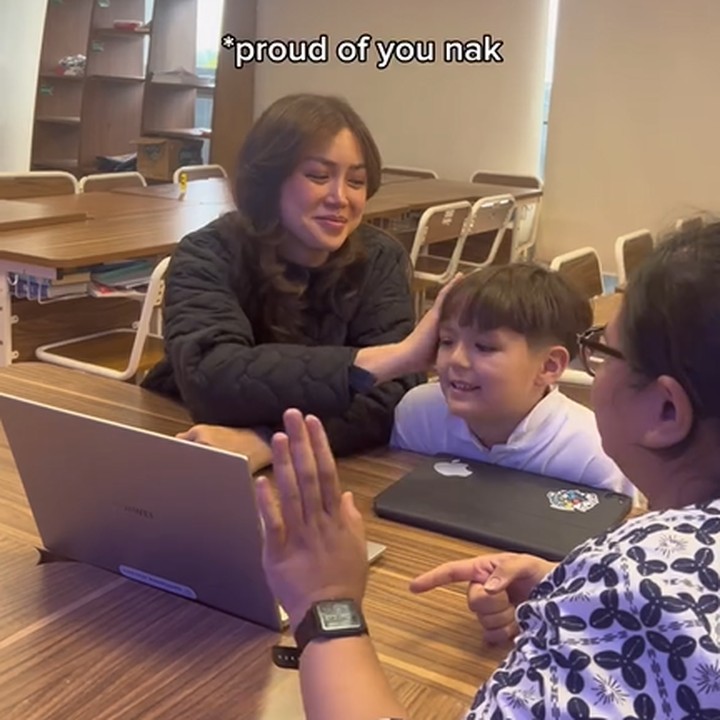 <p>Momen tersebut diunggah oleh Jessica Iskandar di akun Instagram pribadi. Istri Vincent Verhaag ini tampak bahagia karena El berhasil menjadi siswa berprestasi dengan nilai sempurna. (Foto: Instagram @inijedar)<br /><br /><br /></p>