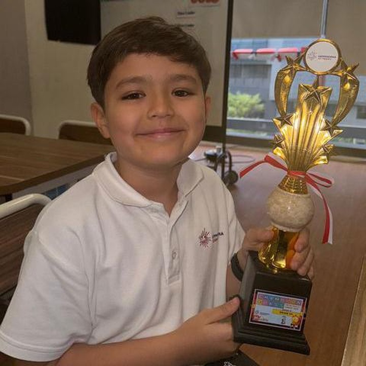 <p>El juga mendapat piala serta sertifikat atas prestasi yang diraihnya, lho. "Mama bangga banged @alexanderbarackel," puji Jessica pada El. (Foto: Instagram @inijedar)<br /><br /><br /></p>