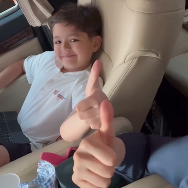 <p>Rasa bangga dan bahagia Jessica tampaknya tak dapat terbendung. Saat diperjalan pulang dari sekolah, lagi-lagi ia membuat unggahah video pendek sambil terus memuji El. "Anak aku nih, pinter banget. Rapornya A semua dengan tambahan bintang-bintang.<em> Good job</em>, El. <em>Mama so proud of you, very good job</em> (Mama bangga sama kamu, sangat membanggakan)," katanya, yang kemudian ditanggapi dengan senyum dan jempol oleh El. (Foto: Instagram @inijedar)</p>
