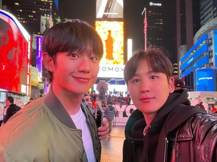 Keakraban Jung Hae In 'Love Next Door' dengan Adik Laki-lakinya yang Tampan