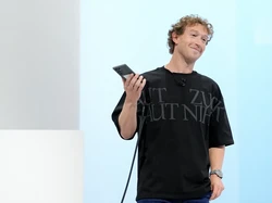 Tulisan Aneh di Baju Mark Zuckerberg yang Gayanya Berubah Total