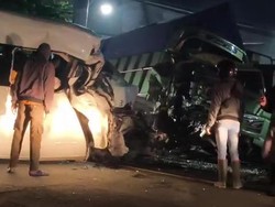Momen Dramatis Penyelamatan Sopir Imbas Adu Banteng Hiace Vs Truk di Wonosobo